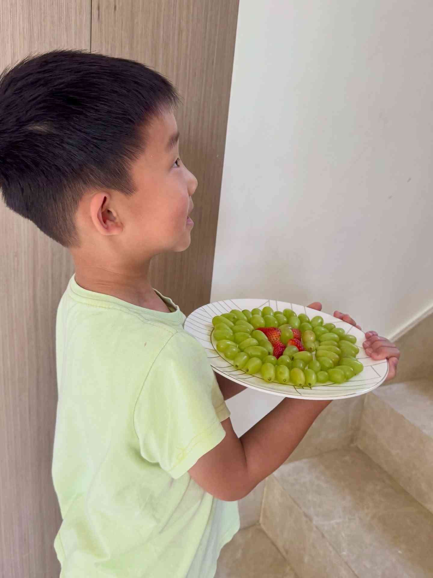 台灣女星吳辰君移居杜拜多年，聞3次炮彈巨響感震撼，孩子面前要裝作鎮定