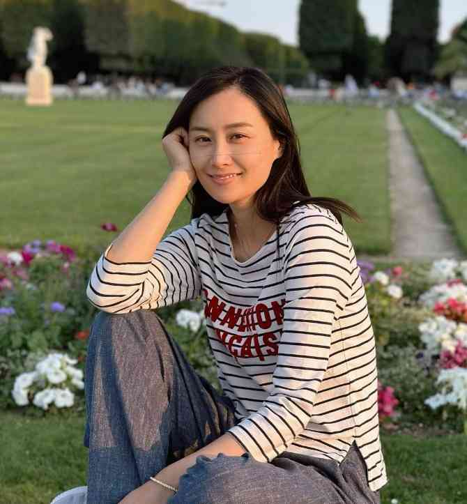 凍齡女神丨43歲陳法拉素顏零濾鏡真實樣貌曝光　網民質疑：為何不用「美顏」