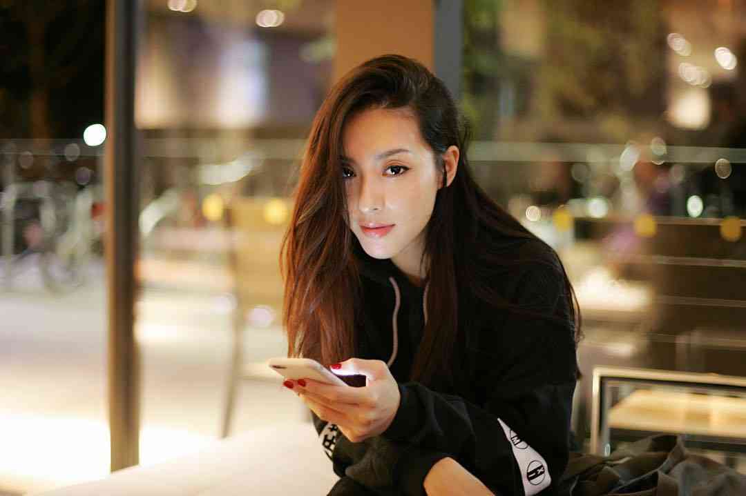 名人保養︱42歲李蘢怡退隱近20年近況曝光　火辣身材零走樣　曾自嘲「貼錯仔」讀碩士轉行