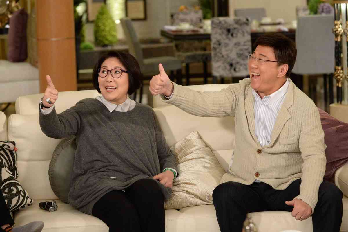 名人保養｜79歲視帝復出「離奇回春」 烈日下拍攝拒呻辛苦：錢唔係天跌落嚟　半退休曾現斷崖式衰老