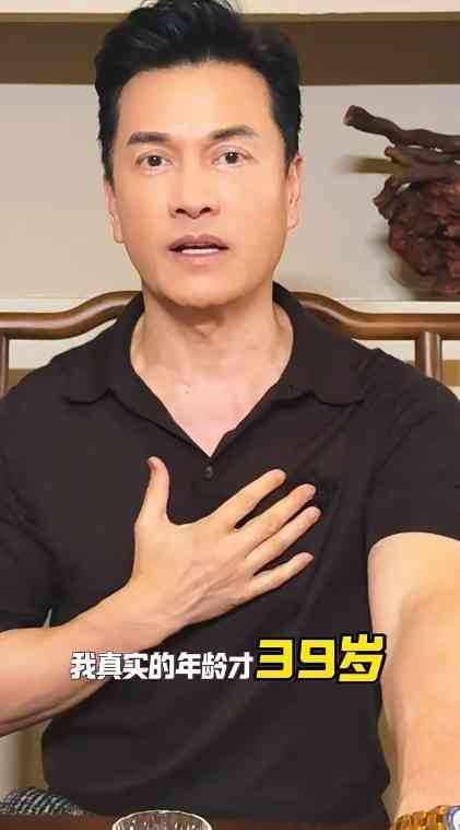名人養生｜百億身家男神街頭派月餅　68歲真樣曝光零皺紋生理年齡僅39歲極驚人