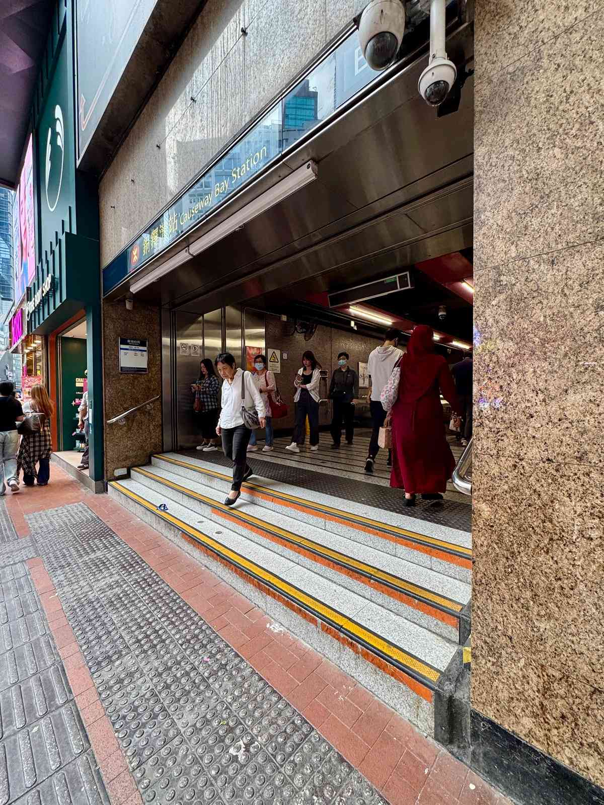 扶手電梯的考驗,長者追不上的城市節拍 扶手電梯的考驗,長者追不上的城市節拍