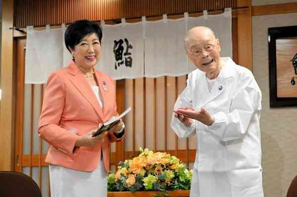 長壽秘訣︱日本「壽司之神」迎100歲大壽曾為奧巴馬服務 分享長壽秘訣是工作盼再捏5年壽司 長壽秘訣︱日本「壽司之神」迎100歲大壽曾為奧巴馬服務 分享長壽秘訣是工作盼再捏5年壽司