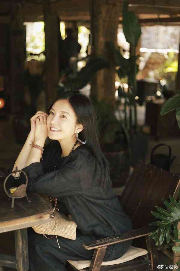 明星近況｜49歲趙薇被傳患胃癌離世現身闢謠近況罕曝光 帖文一句話似暗藏玄機