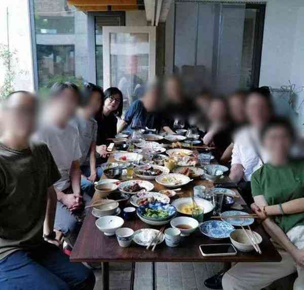 明星近況｜49歲趙薇被傳患胃癌離世現身闢謠近況罕曝光 帖文一句話似暗藏玄機