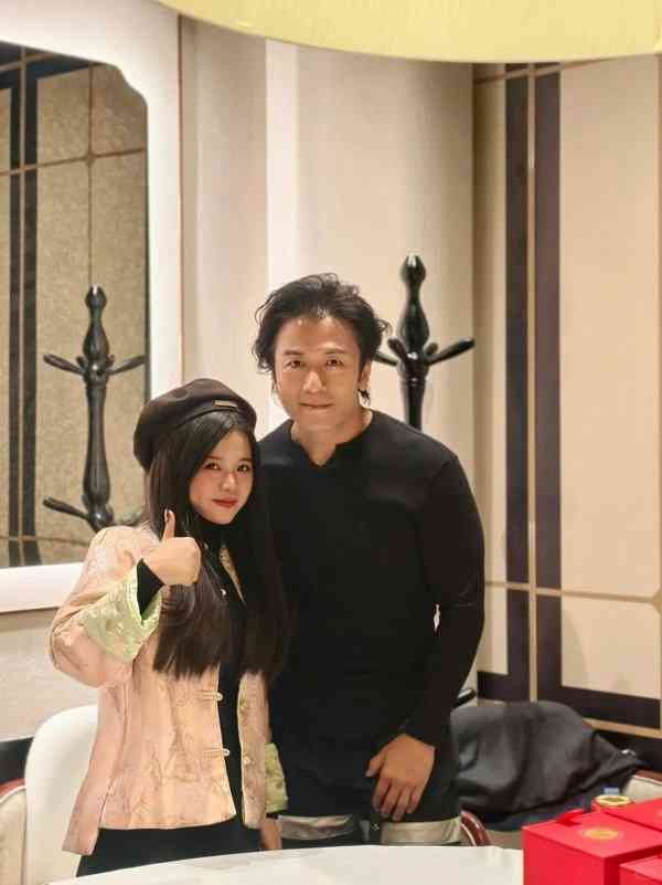 男神崩壞︱56歲前TVB爆肌型男被偶遇驚見髮線後移撞樣羅莽 曾陷同性疑雲與好友傳「HeHe情」 男神崩壞︱56歲前TVB爆肌型男被偶遇驚見髮線後移撞樣羅莽 曾陷同性疑雲與好友傳「HeHe情」