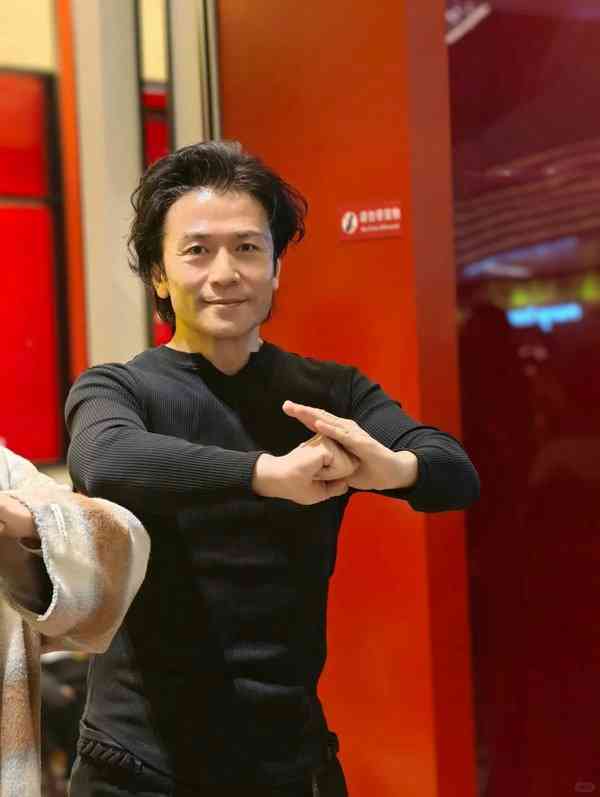 男神崩壞︱56歲前TVB爆肌型男被偶遇驚見髮線後移撞樣羅莽 曾陷同性疑雲與好友傳「HeHe情」 男神崩壞︱56歲前TVB爆肌型男被偶遇驚見髮線後移撞樣羅莽 曾陷同性疑雲與好友傳「HeHe情」