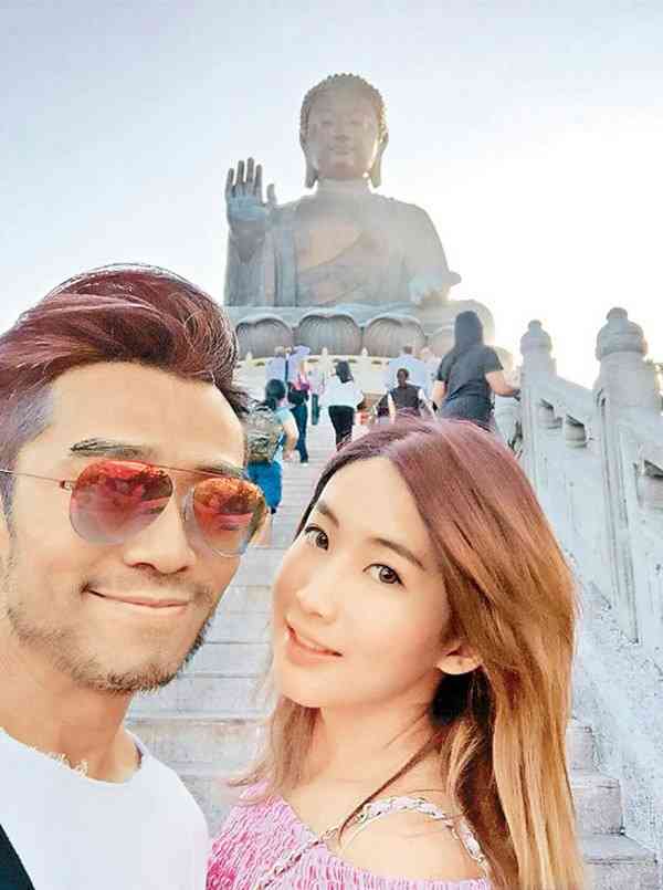 男神崩壞︱56歲前TVB爆肌型男被偶遇驚見髮線後移撞樣羅莽 曾陷同性疑雲與好友傳「HeHe情」 男神崩壞︱56歲前TVB爆肌型男被偶遇驚見髮線後移撞樣羅莽 曾陷同性疑雲與好友傳「HeHe情」