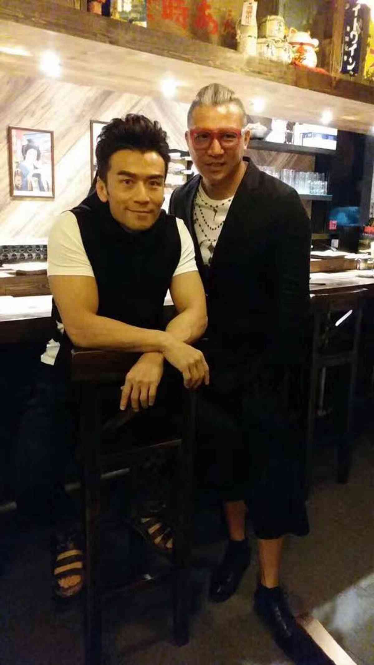 男神崩壞︱56歲前TVB爆肌型男被偶遇驚見髮線後移撞樣羅莽 曾陷同性疑雲與好友傳「HeHe情」 男神崩壞︱56歲前TVB爆肌型男被偶遇驚見髮線後移撞樣羅莽 曾陷同性疑雲與好友傳「HeHe情」