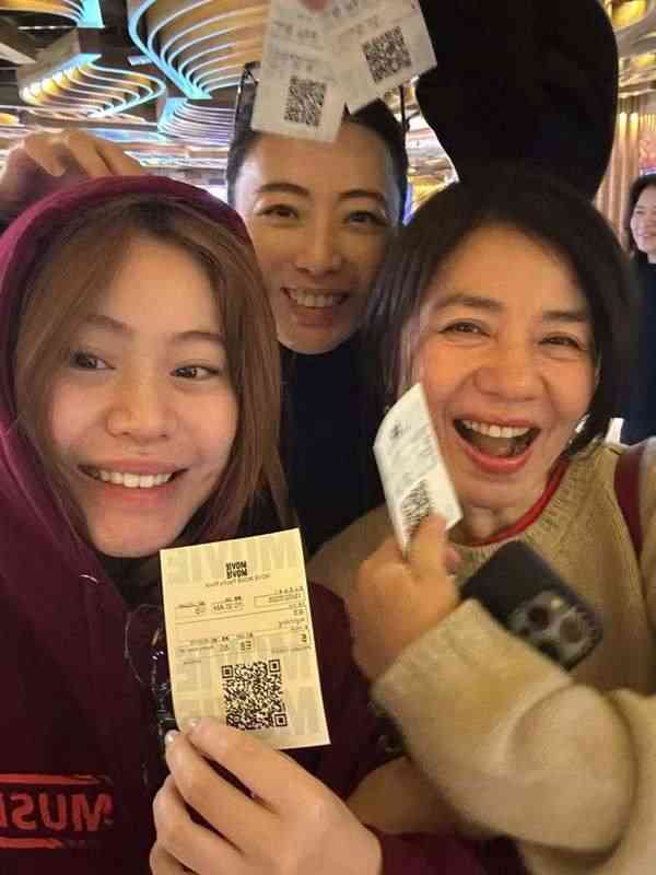 明星保養|66歲鍾楚紅孖甘比睇《夜王》 零濾鏡真實狀態曝光 被網民指撞樣成龍:點解唔P圖? 明星保養|66歲鍾楚紅孖甘比睇《夜王》 零濾鏡真實狀態曝光 被網民指撞樣成龍:點解唔P圖?