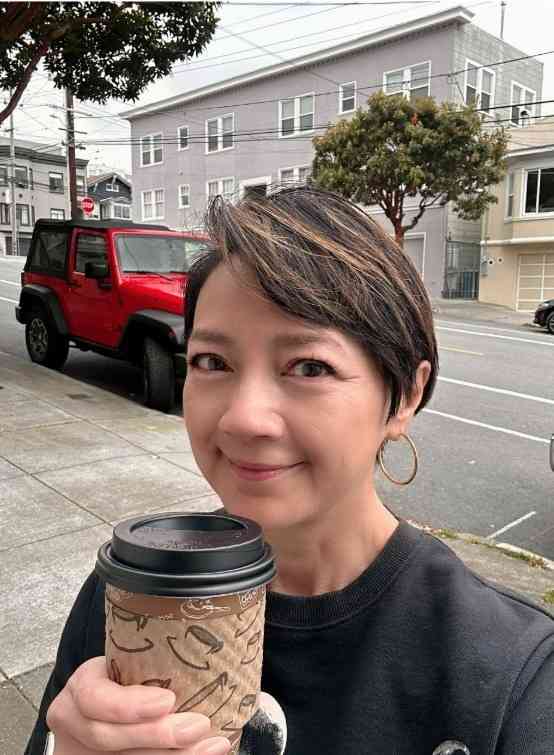 楊婉儀｜「落難港姐冠軍」 曾傳變賣后冠代夫還債 　56歲楊婉儀突然回春皮膚緊緻與愛女同框似姊妹