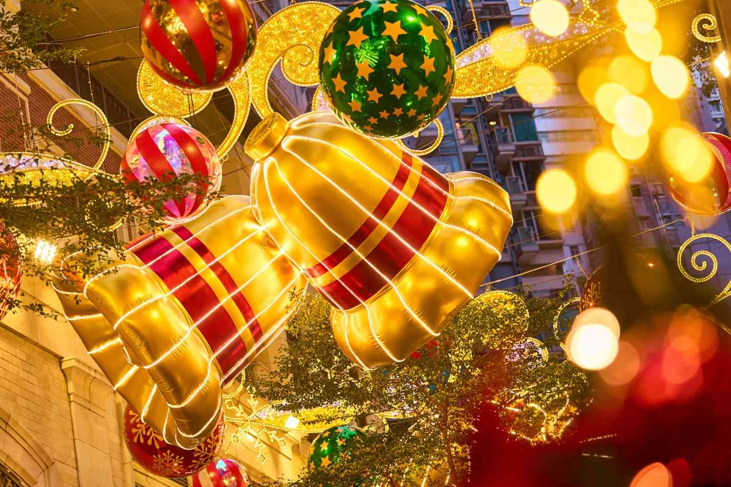 聖誕好去處2025︱利東街8米聖誕樹燈光匯演＋巨型聖誕鈴步道＋浪漫飄雪