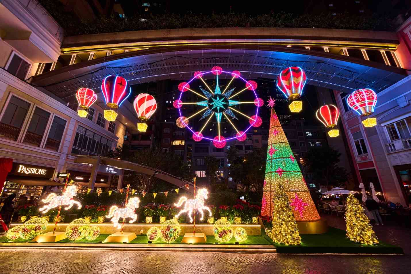 聖誕好去處2025︱利東街8米聖誕樹燈光匯演＋巨型聖誕鈴步道＋浪漫飄雪