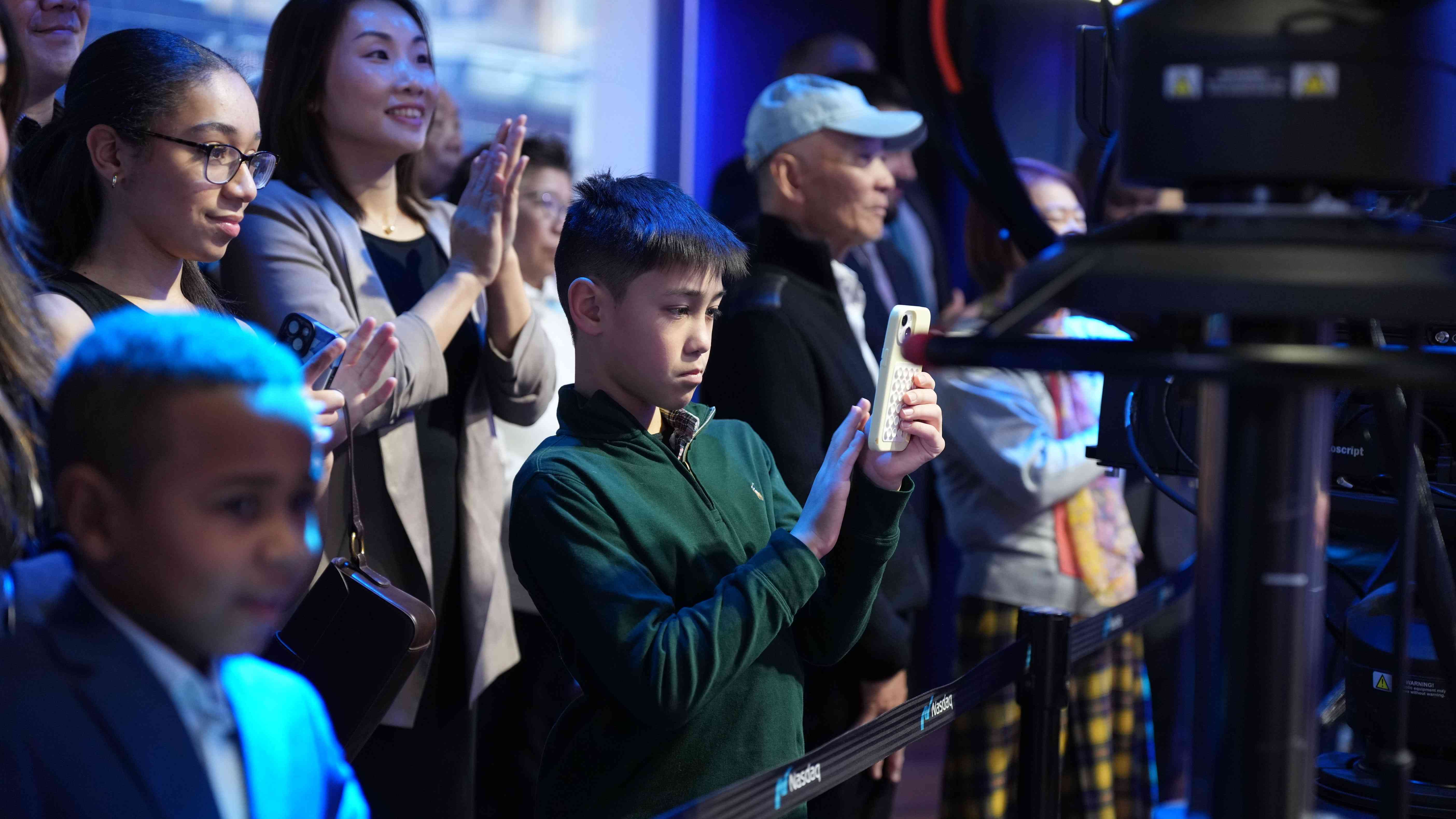 堅守文字的力量 &mdash;- 我們又一間公司敲鐘了