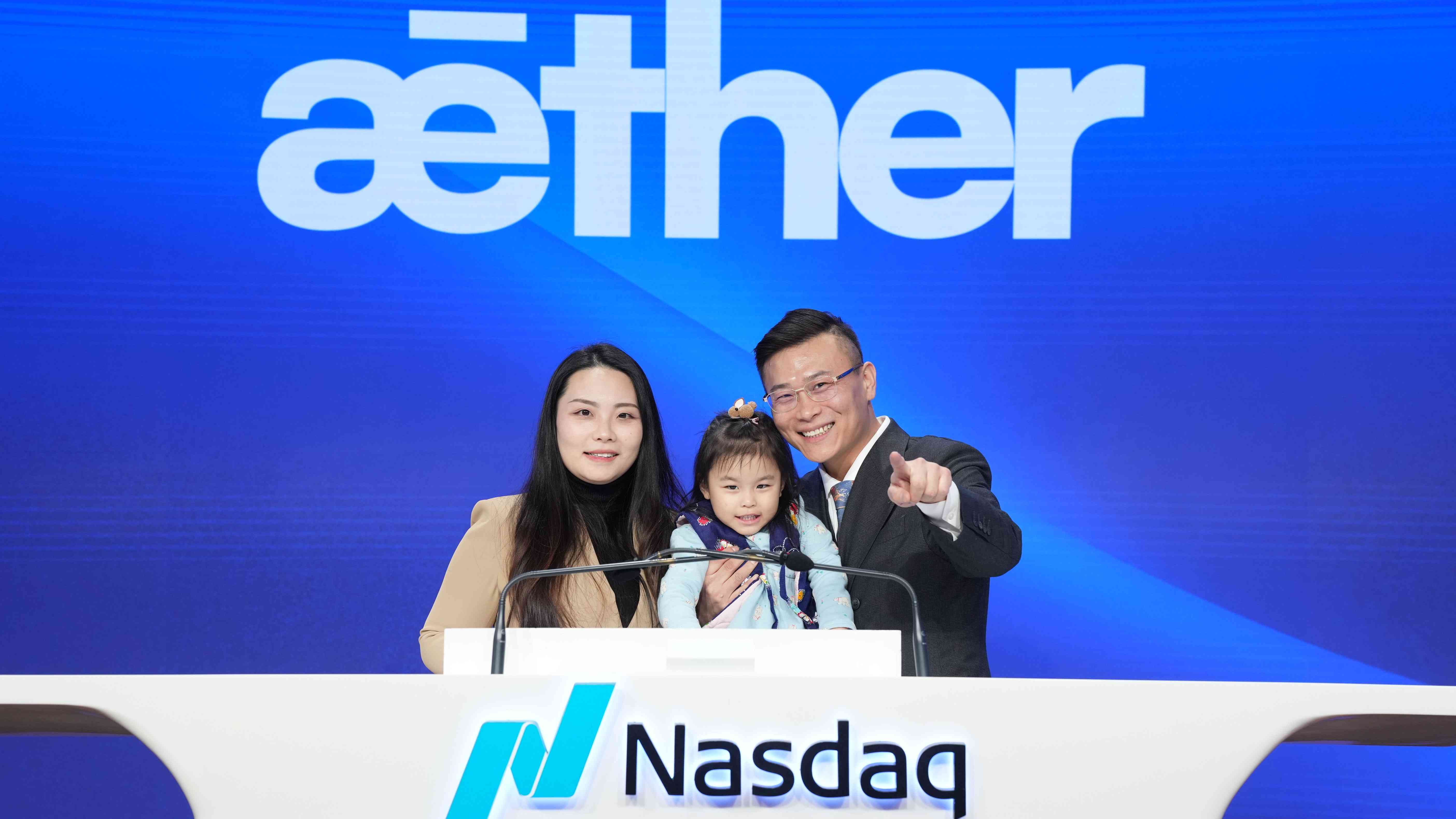 堅守文字的力量 &mdash;- 我們又一間公司敲鐘了