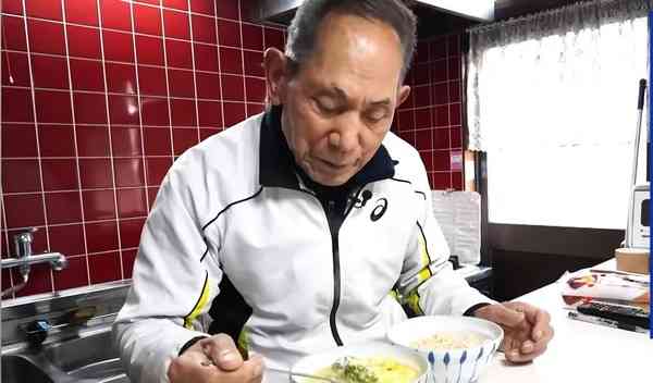 養生飲食|89歲健美選手公開1個餐單食足40年 每日只食4種食物+無病過 立人生目標:活到130歲! 養生飲食|89歲健美選手公開1個餐單食足40年 每日只食4種食物+無病過 立人生目標:活到130歲!