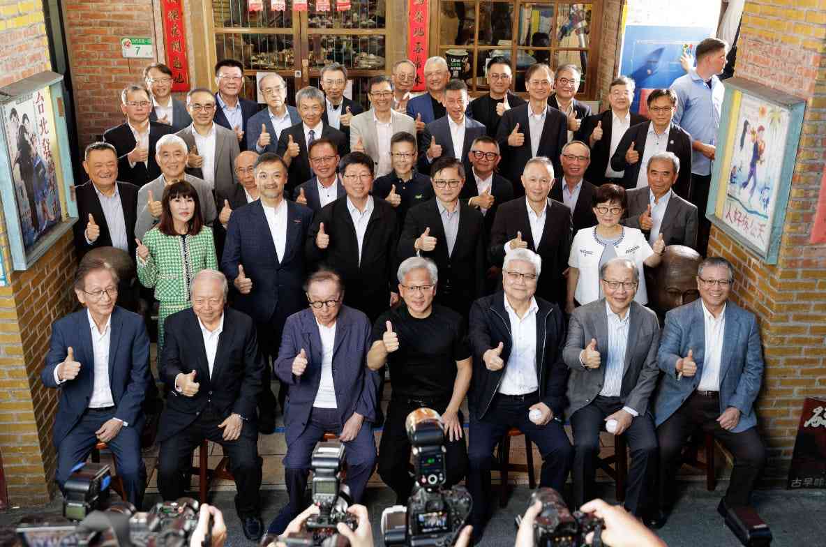 根本沒有AI泡沫　黃仁勳：「人類史上最大的一次基礎設施建設」
