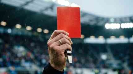 必學足球商業慣用語｜「Own goal」、「Red Card」唔止講波咁簡單？由球場到Office，令商業英語更加生動自然