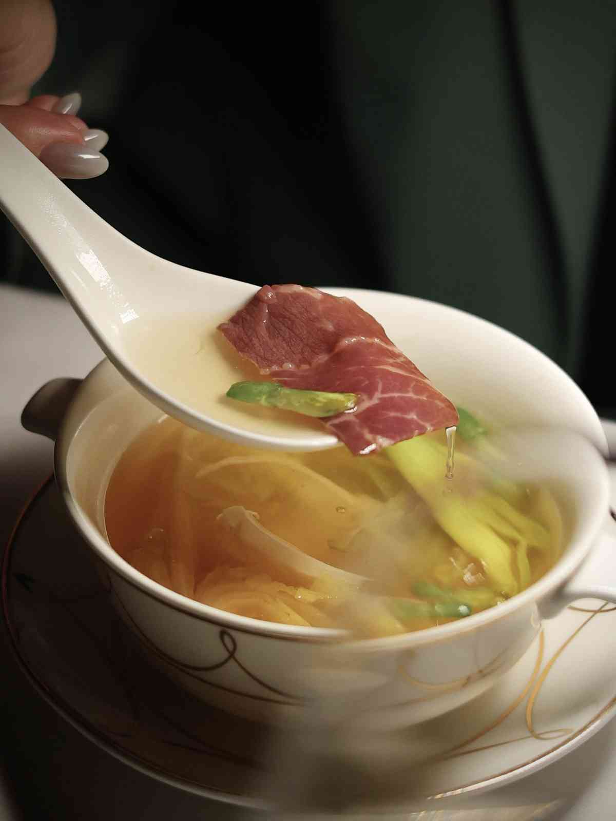 中西烹飪「鹽啟百味」主題盛宴：法國隆河谷蘆筍、雲南火腿花膠燉雞湯、精選羊肚菌配夏洛萊牛肉，味蕾的極致誘惑！