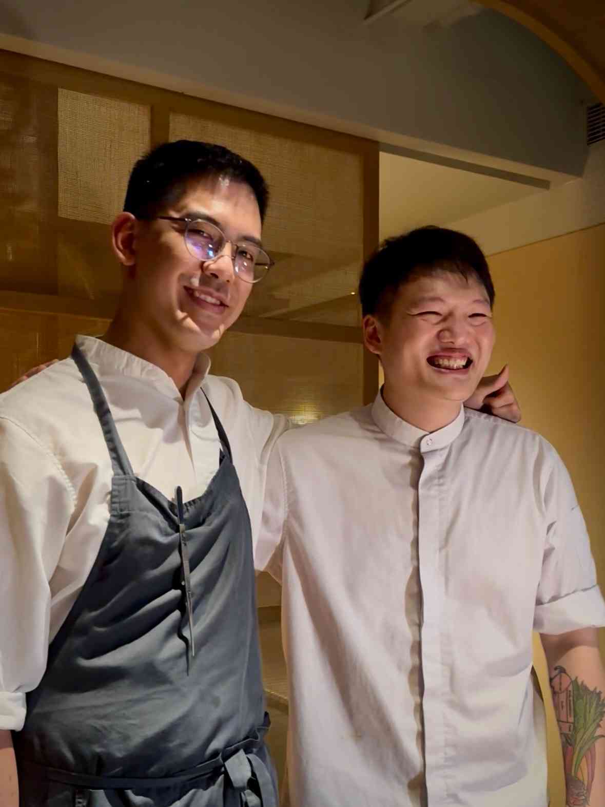 法式精緻融入新加坡傳統風味，米芝蓮一星餐廳推出全新季節菜單：鮑魚阿參叻沙乾麵、香烤龍蝦配大樹菠蘿醬汁、伊比利亞豬三食