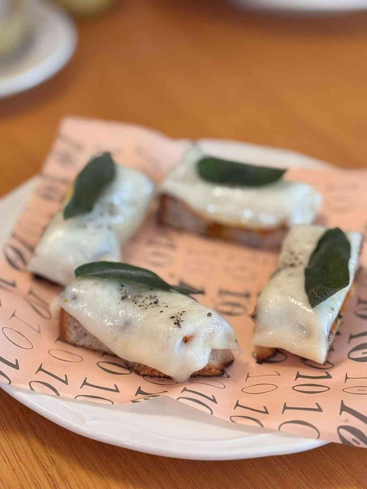 中環歌賦街全新隱世意大利餐廳！秘傳香煎麵包屑羊排、自家手造意粉，來自Tuscia的鄉土風味！