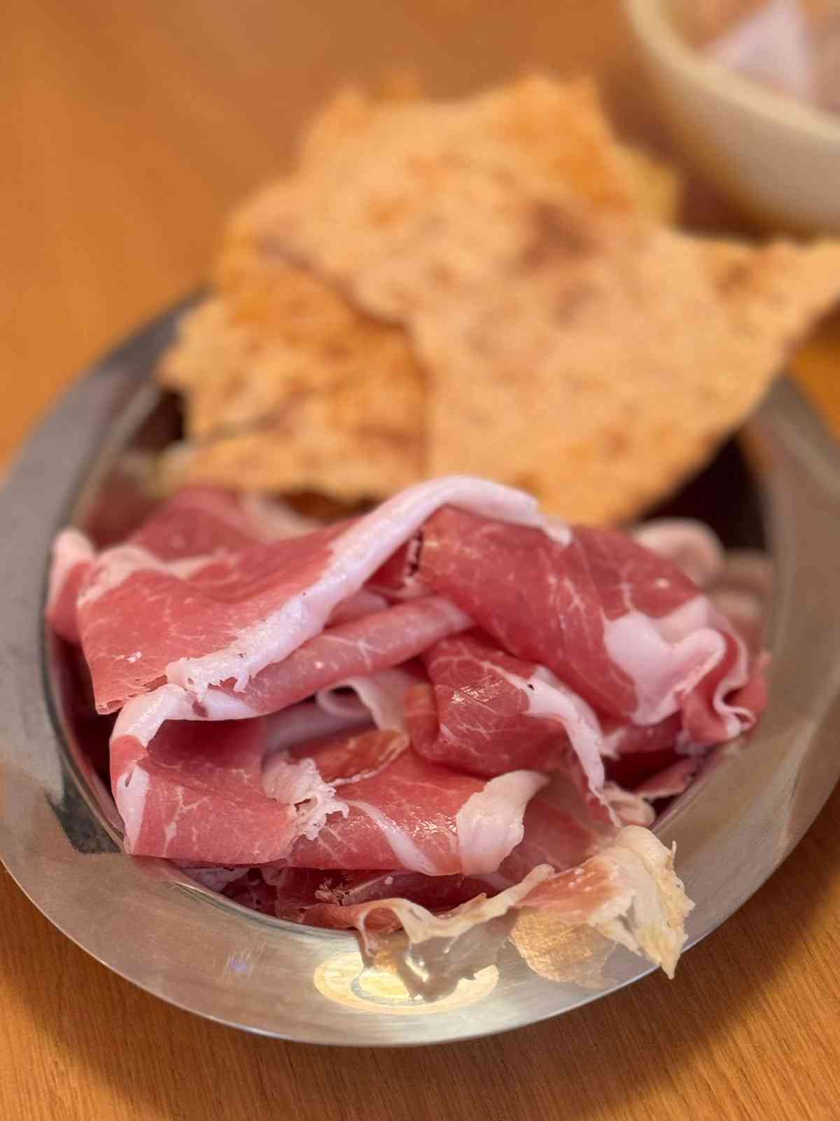 中環歌賦街全新隱世意大利餐廳！秘傳香煎麵包屑羊排、自家手造意粉，來自Tuscia的鄉土風味！
