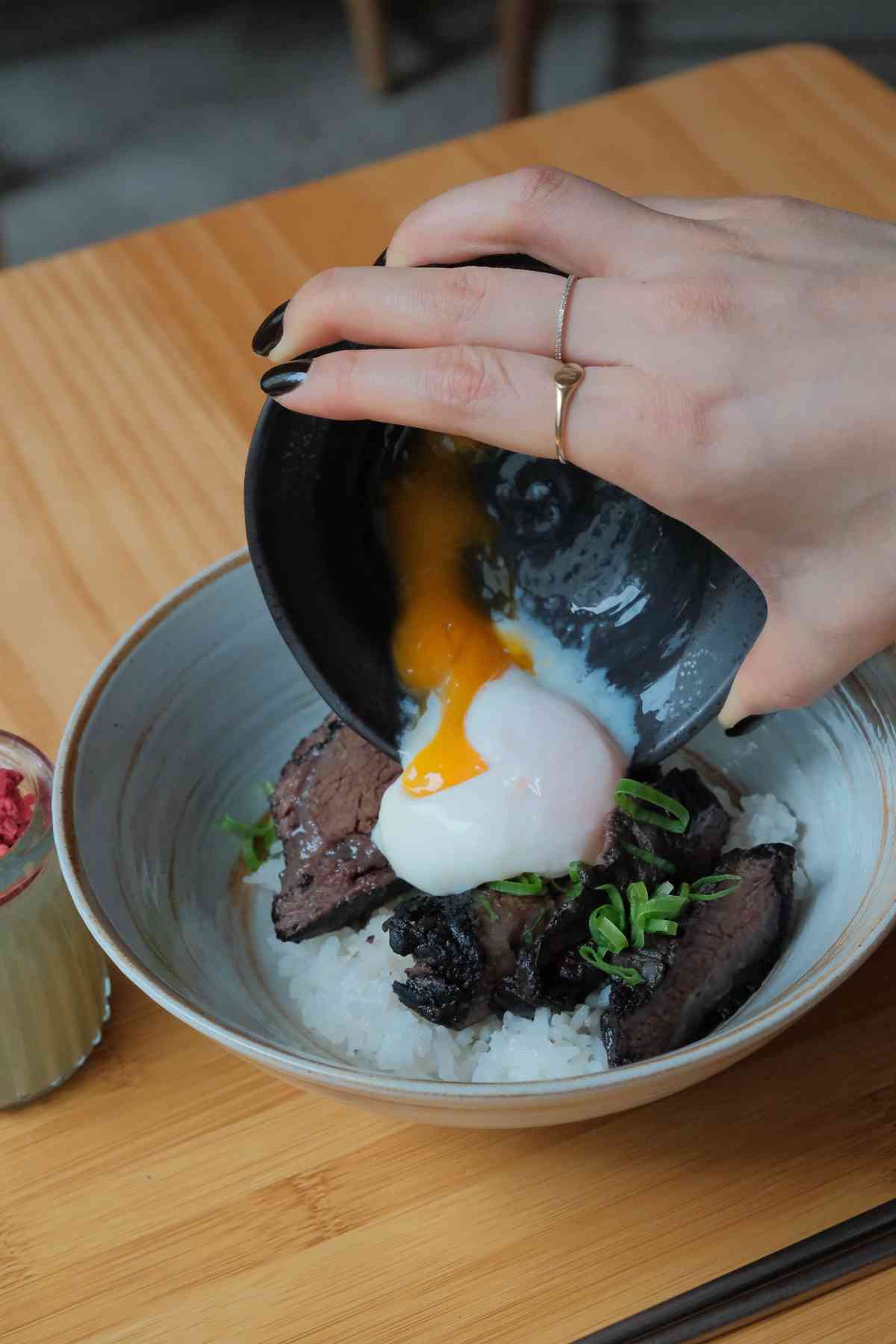 中環芝士主題餐廳高性價比午餐！牛頰肉芝士丼飯、法式濃香小奶凍，午後Cheesy快活時光！