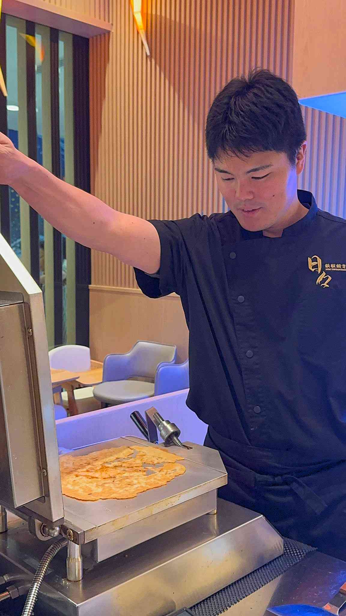 尖沙咀維港美景鐵板燒將高級料理拉近日常！日籍名廚坐鎮，必食冰火交融蟹肉牛角包、活龍蝦配海膽醬先甜再回甘