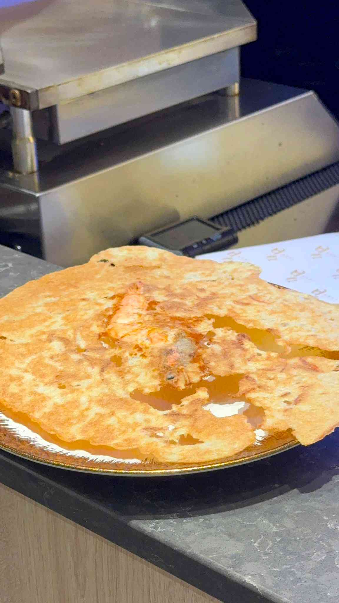 尖沙咀維港美景鐵板燒將高級料理拉近日常！日籍名廚坐鎮，必食冰火交融蟹肉牛角包、活龍蝦配海膽醬先甜再回甘