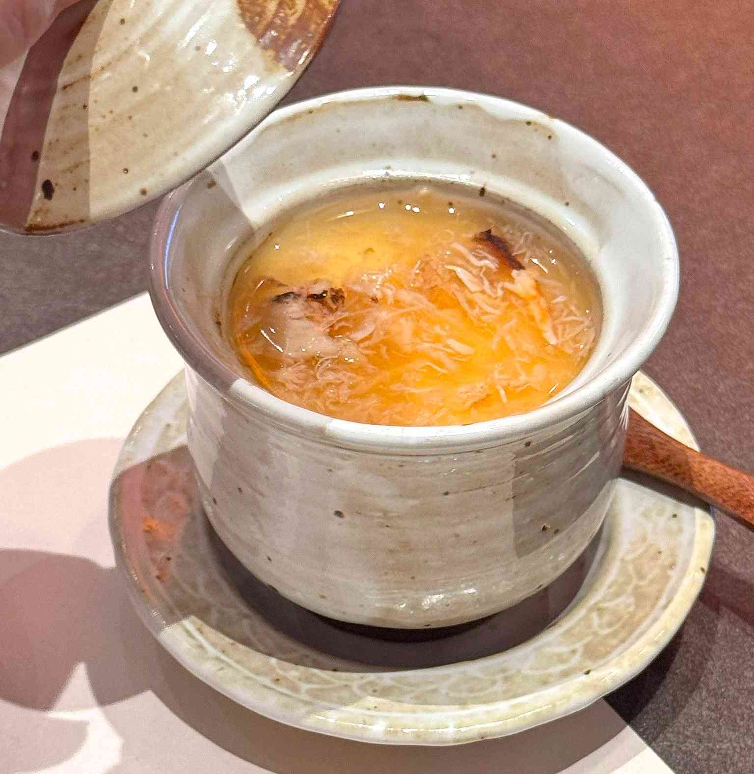 尖沙咀維港美景鐵板燒將高級料理拉近日常！日籍名廚坐鎮，必食冰火交融蟹肉牛角包、活龍蝦配海膽醬先甜再回甘