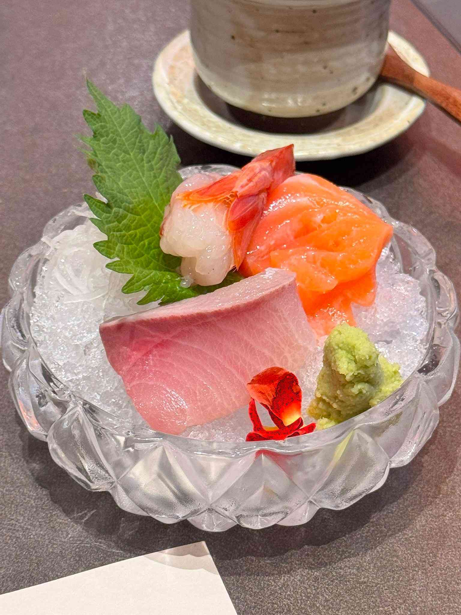 尖沙咀維港美景鐵板燒將高級料理拉近日常！日籍名廚坐鎮，必食冰火交融蟹肉牛角包、活龍蝦配海膽醬先甜再回甘