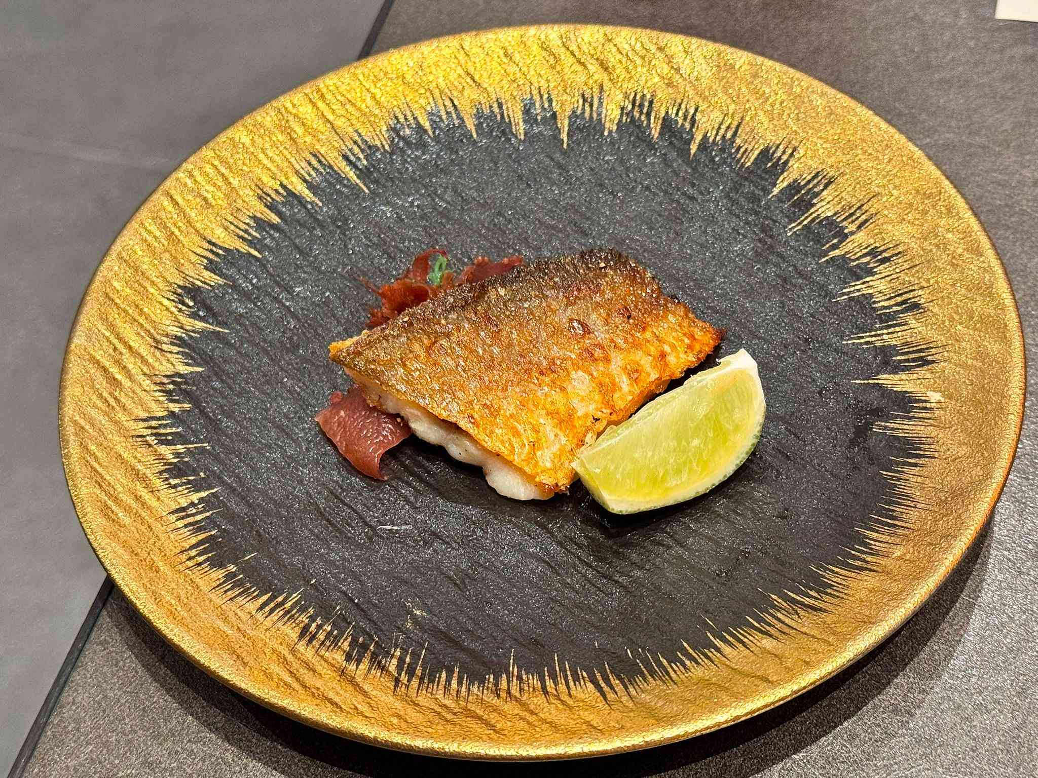 尖沙咀維港美景鐵板燒將高級料理拉近日常！日籍名廚坐鎮，必食冰火交融蟹肉牛角包、活龍蝦配海膽醬先甜再回甘