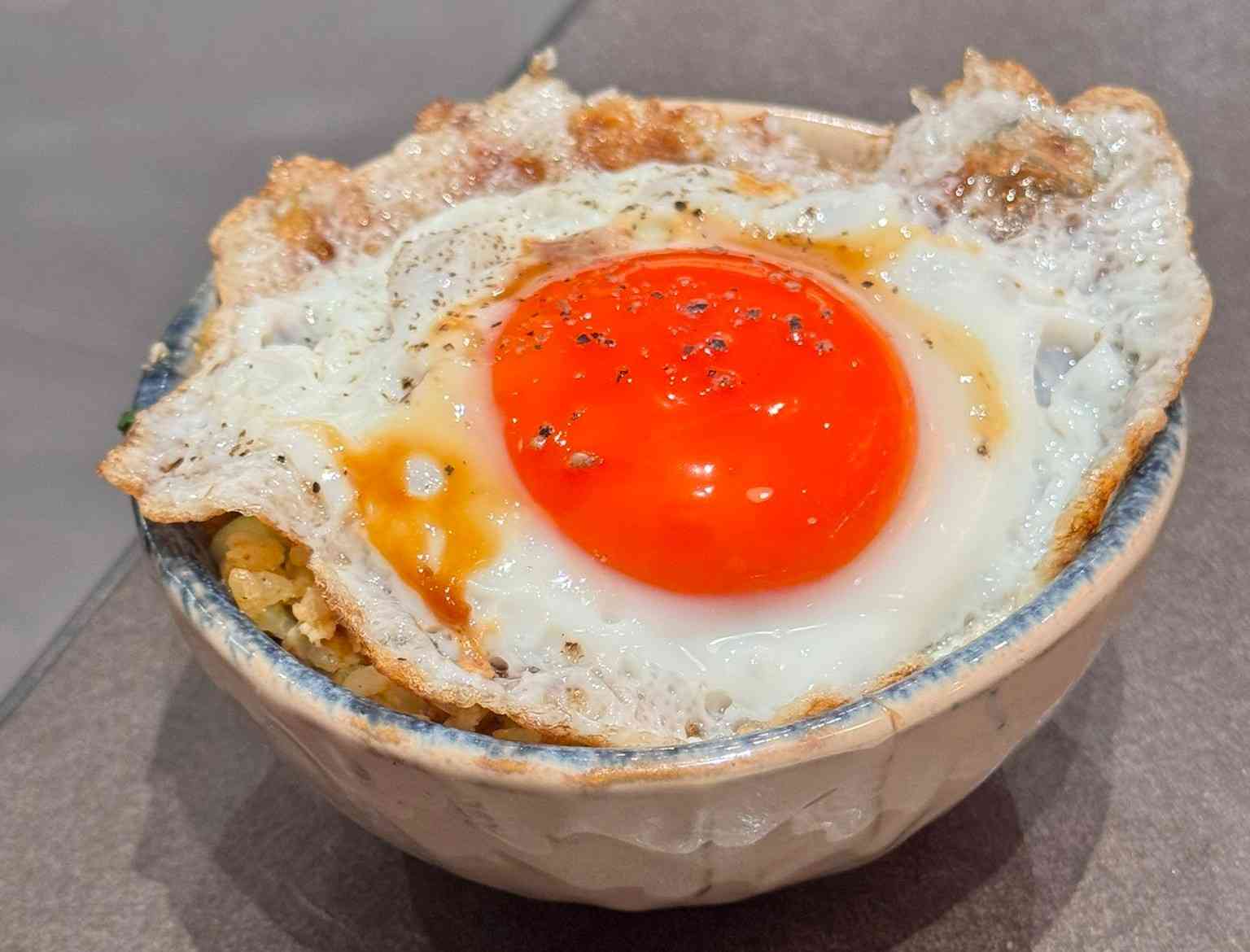 尖沙咀維港美景鐵板燒將高級料理拉近日常！日籍名廚坐鎮，必食冰火交融蟹肉牛角包、活龍蝦配海膽醬先甜再回甘