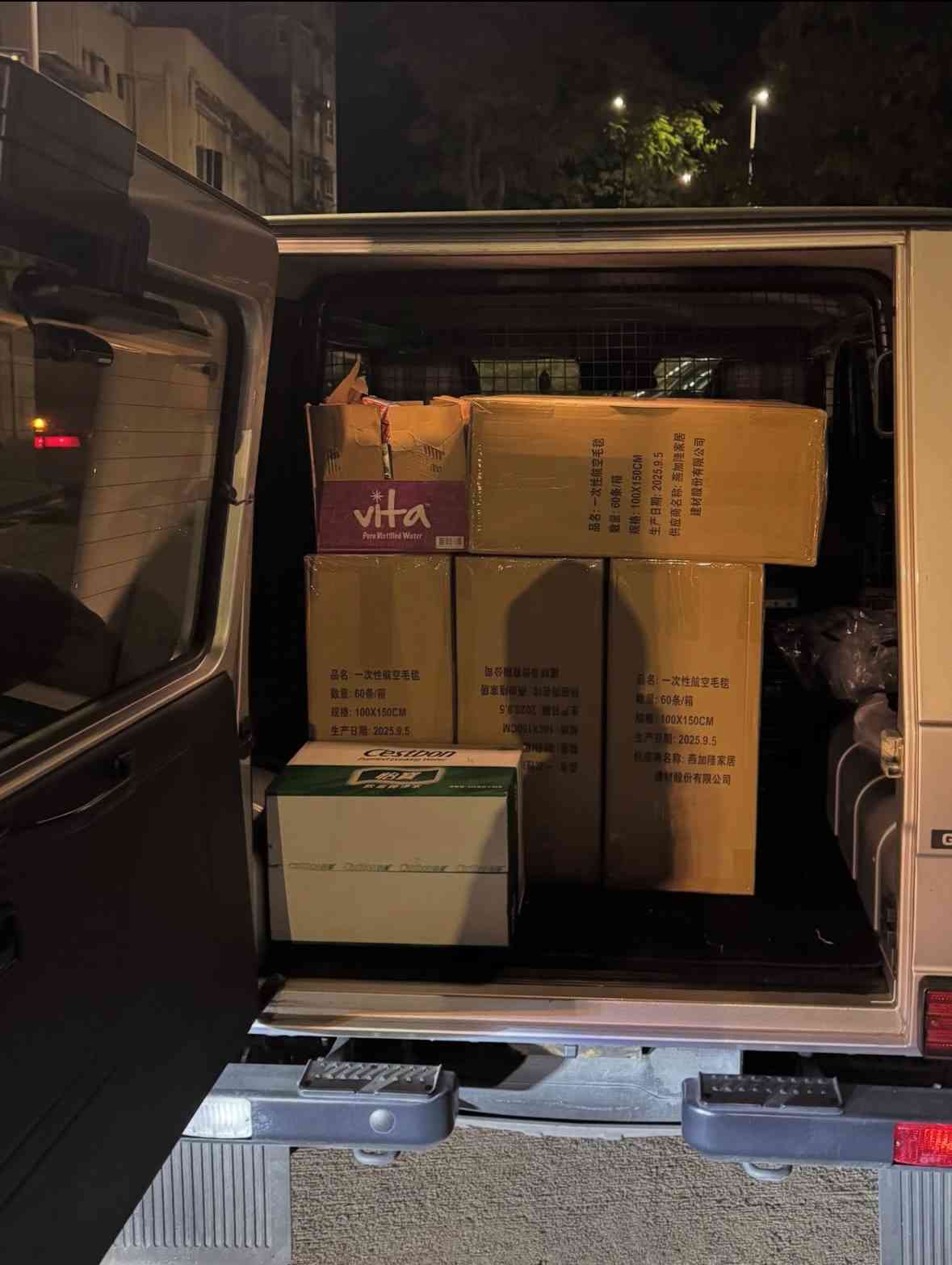 宏福苑大火|藝人通宵送暖:Frankie@Mirror送物資到大埔、193@Error開車兼落手搬物資、江若琳食店提供免費食物及飲品 宏福苑大火|藝人通宵送暖:Frankie@Mirror送物資到大埔、193@Error開車兼落手搬物資、江若琳食店提供免費食物及飲品