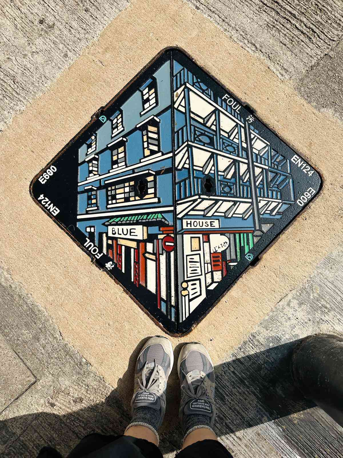 香港彩色渠蓋|7款得獎設計渠蓋新登場:灣仔區「藍屋」、南區「大熊貓」、西貢區「將軍澳跨灣連接路大橋」---玩樂旅遊 香港彩色渠蓋|7款得獎設計渠蓋新登場:灣仔區「藍屋」、南區「大熊貓」、西貢區「將軍澳跨灣連接路大橋」---玩樂旅遊