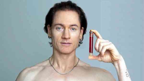 換血回春｜豪花千萬換血回春　48歲富豪最新容貌曝光　宣告2039年前讓人類永生