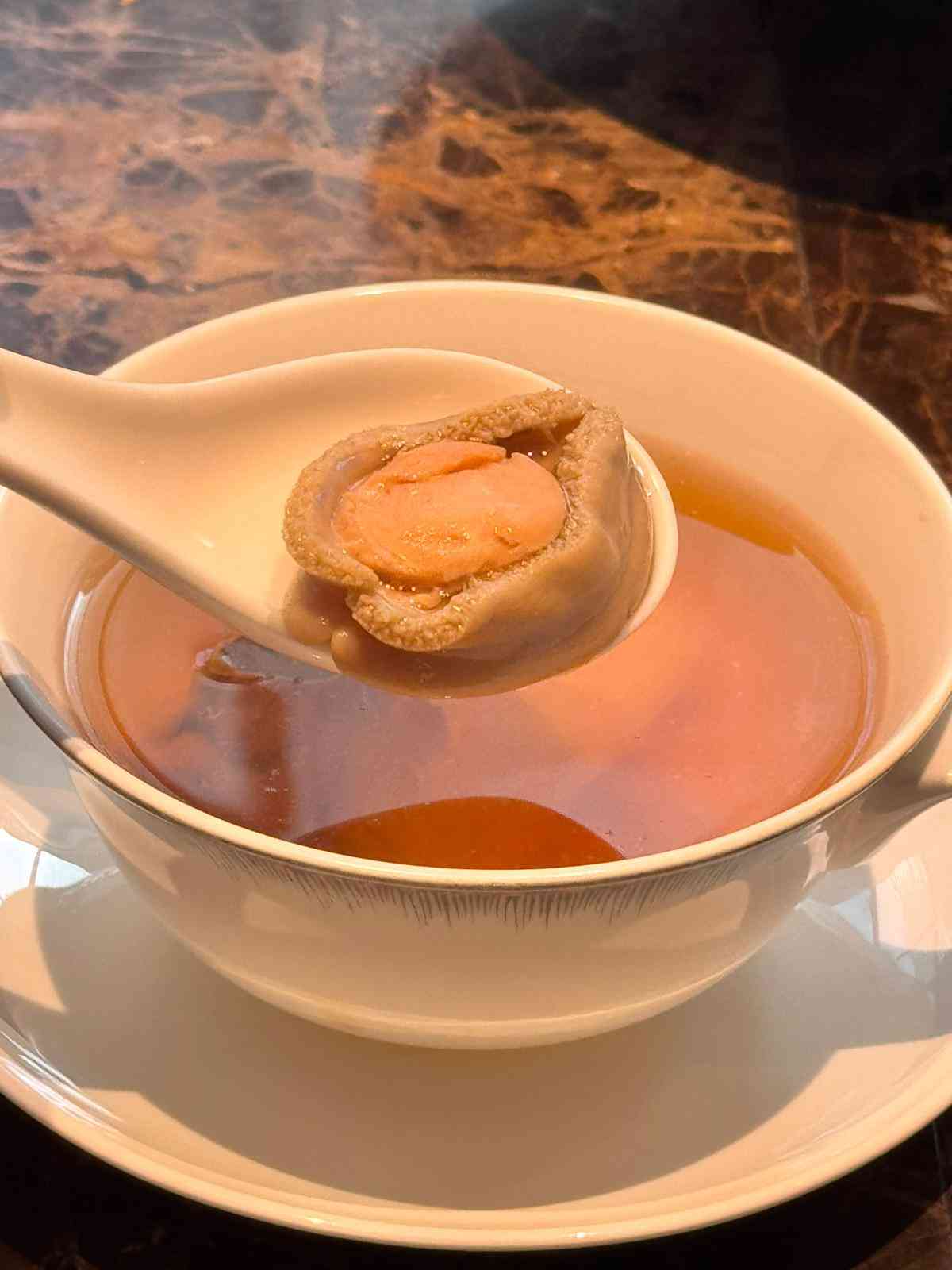 灣仔粵菜名廚創新演繹傳統底蘊！魚子醬脆皮花膠乾貝、乾燒遼參鮑汁脆米甜豆仁、野生紅菇炖鮮鮑雞湯