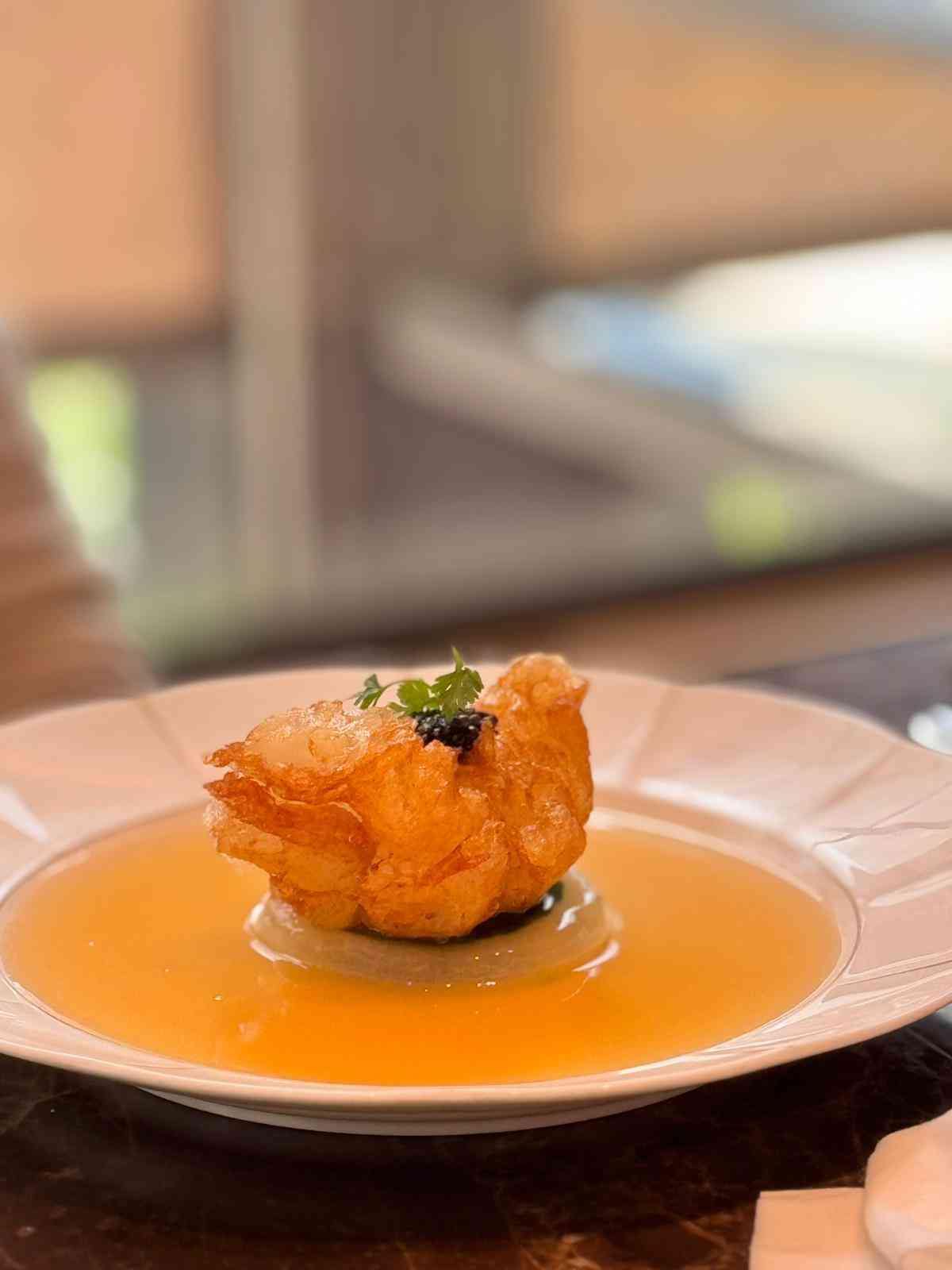 灣仔粵菜名廚創新演繹傳統底蘊！魚子醬脆皮花膠乾貝、乾燒遼參鮑汁脆米甜豆仁、野生紅菇炖鮮鮑雞湯