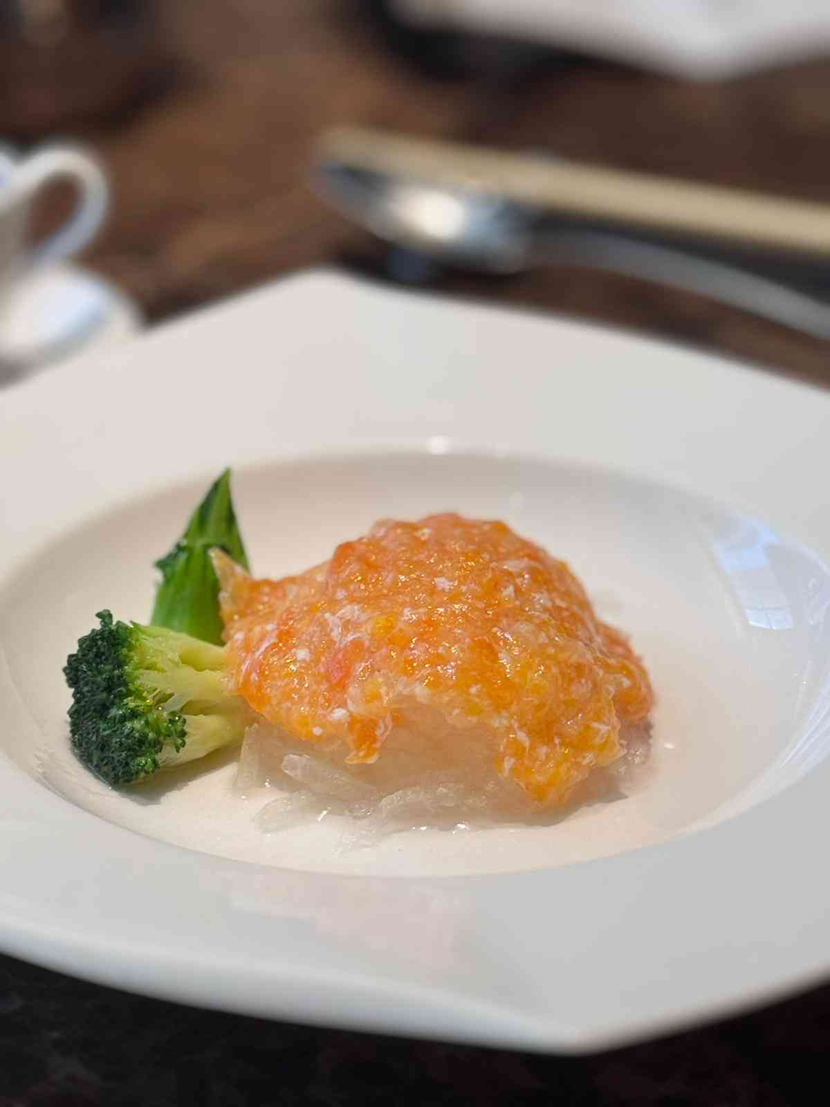 灣仔粵菜名廚創新演繹傳統底蘊！魚子醬脆皮花膠乾貝、乾燒遼參鮑汁脆米甜豆仁、野生紅菇炖鮮鮑雞湯
