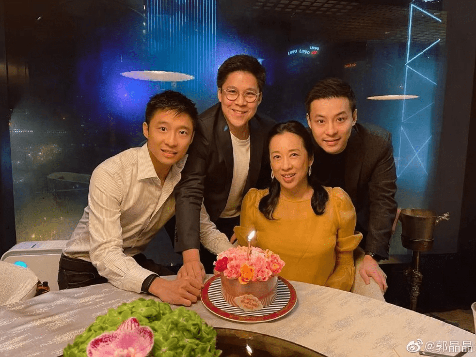 67歲朱玲玲低調打點孻仔婚禮,全程拍照影低重要時刻,霍啟仁雲南玉龍雪山娶嬌妻 67歲朱玲玲低調打點孻仔婚禮,全程拍照影低重要時刻,霍啟仁雲南玉龍雪山娶嬌妻