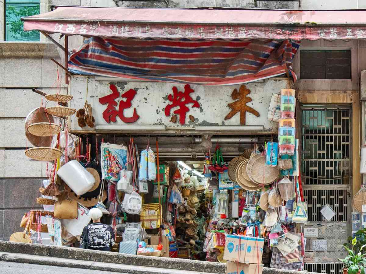 全港碩果僅存舊式雜貨店 │ 朱榮記屹立水坑口街66載，賣舊香港情懷成中外客尋寶地