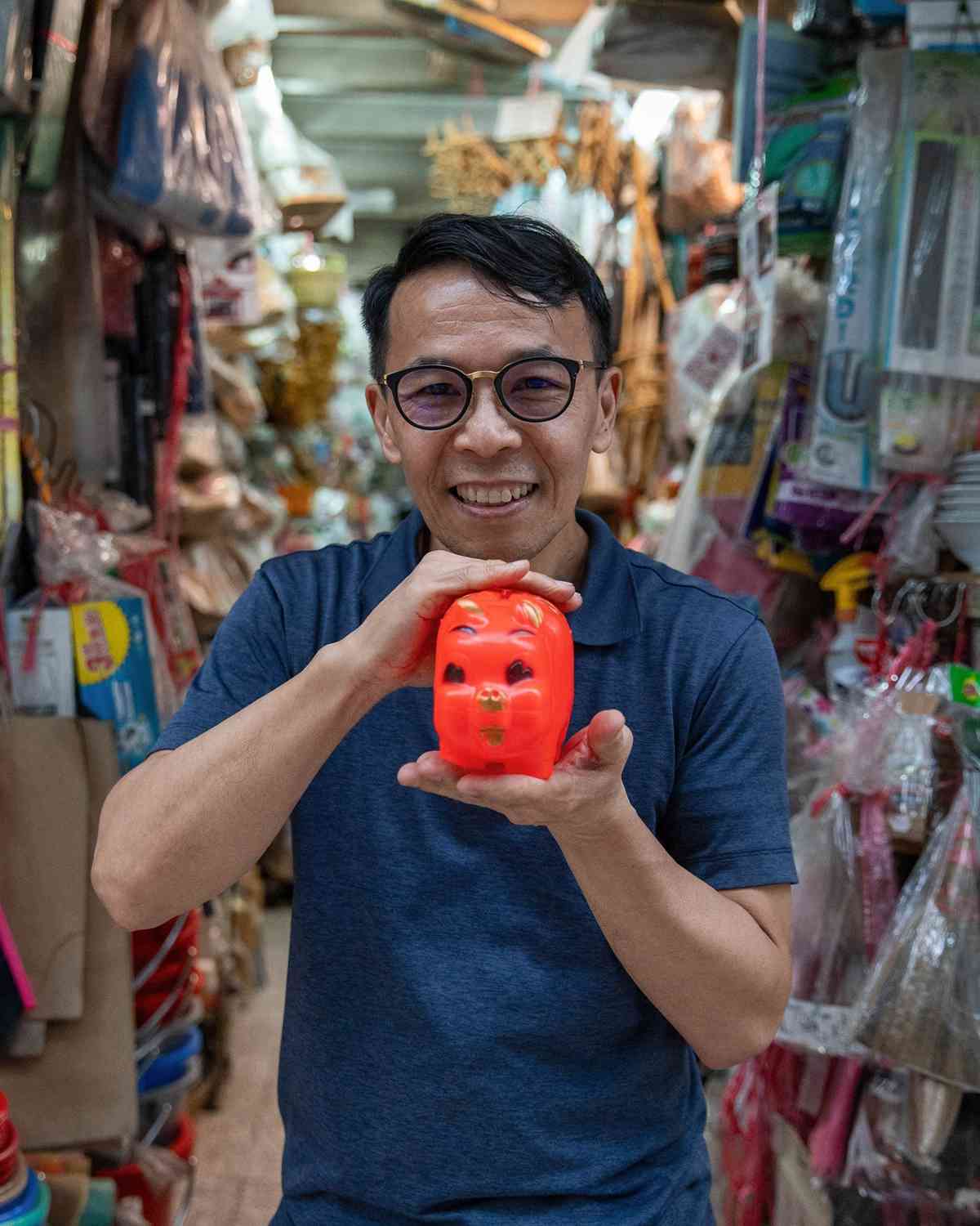 全港碩果僅存舊式雜貨店 │ 朱榮記屹立水坑口街66載，賣舊香港情懷成中外客尋寶地