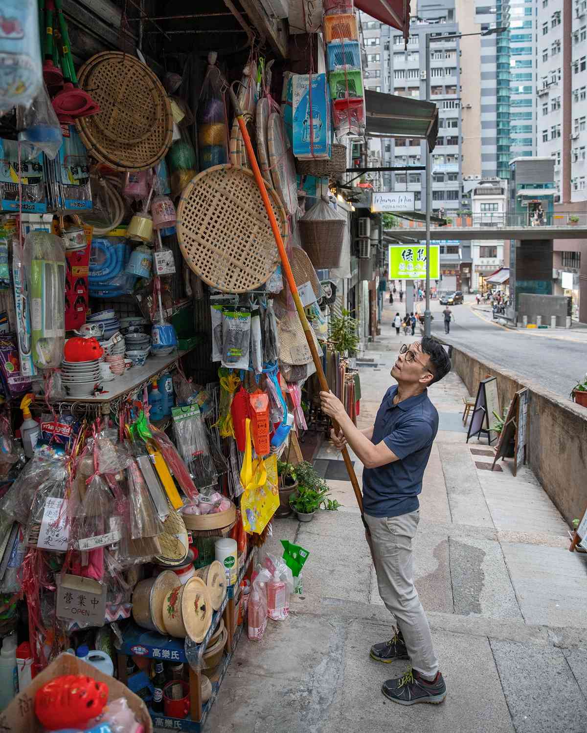 全港碩果僅存舊式雜貨店 │ 朱榮記屹立水坑口街66載，賣舊香港情懷成中外客尋寶地