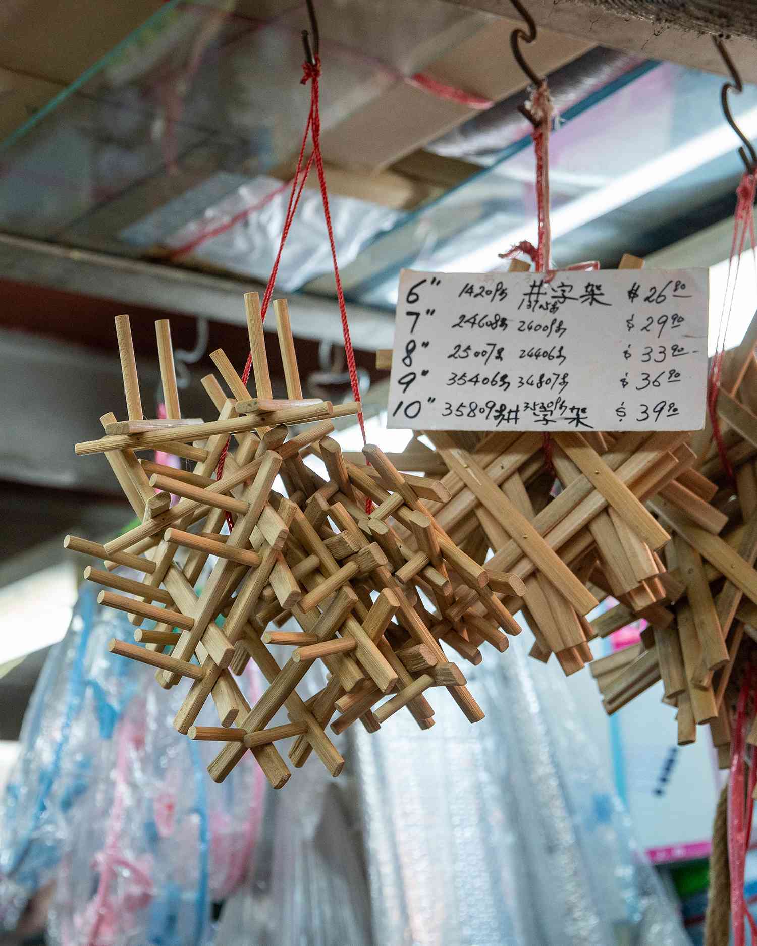 全港碩果僅存舊式雜貨店 │ 朱榮記屹立水坑口街66載，賣舊香港情懷成中外客尋寶地