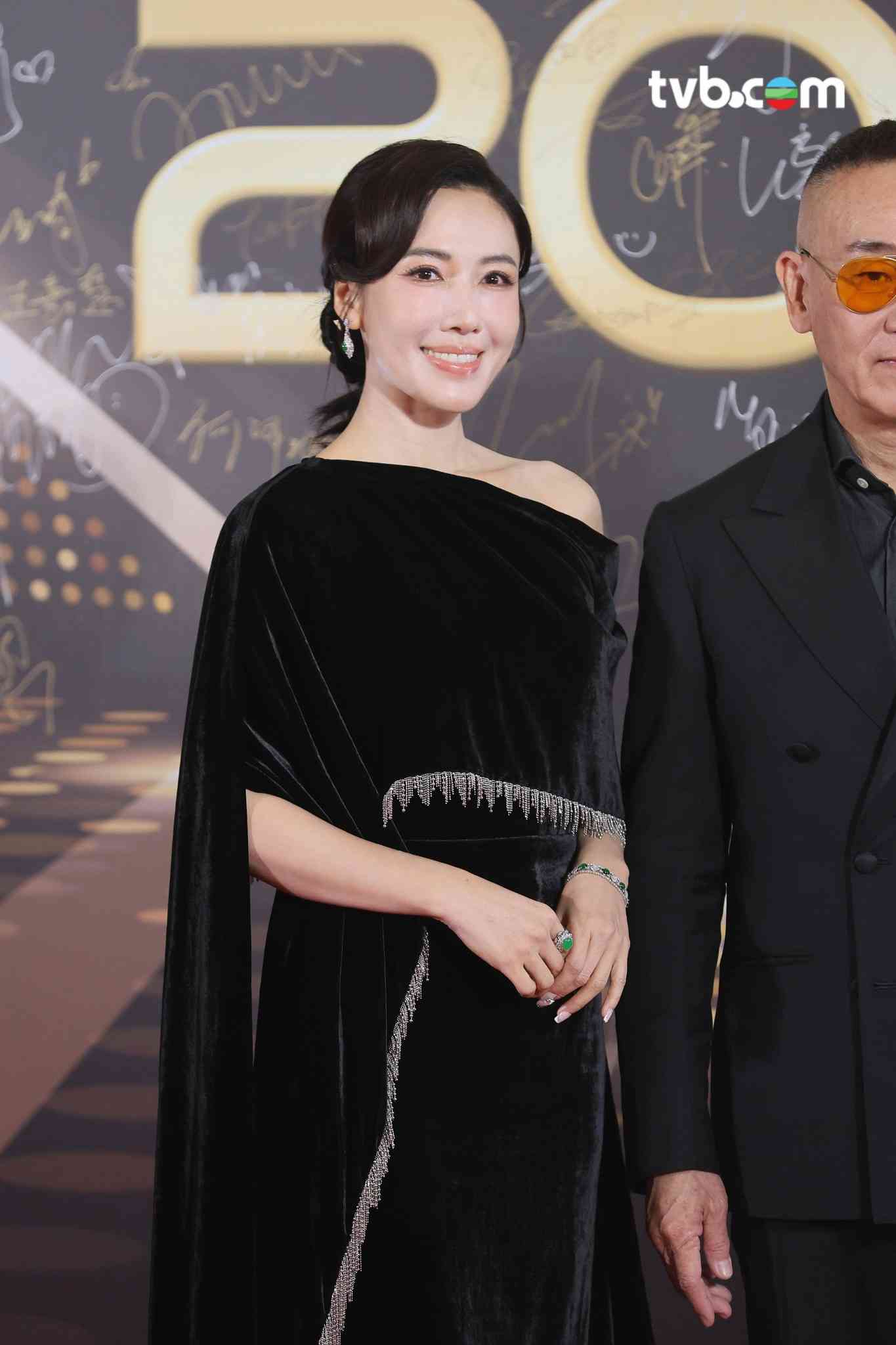 萬千星輝2025紅毯造型：佘詩曼霸氣回歸！王敏奕仙氣全開、陳自瑤超性感！關嘉敏、戴祖儀成最災難造型？