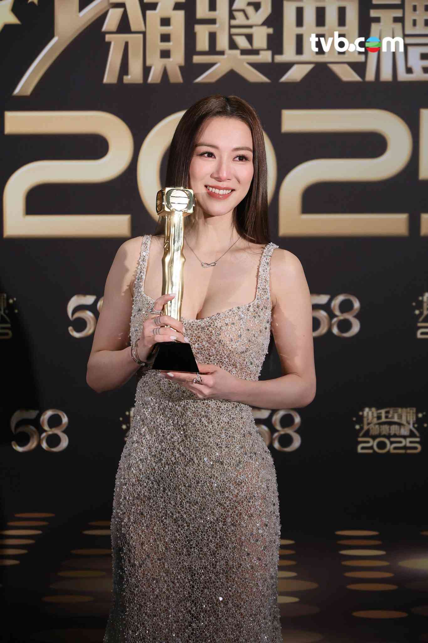 萬千星輝2025紅毯造型：佘詩曼霸氣回歸！王敏奕仙氣全開、陳自瑤超性感！關嘉敏、戴祖儀成最災難造型？