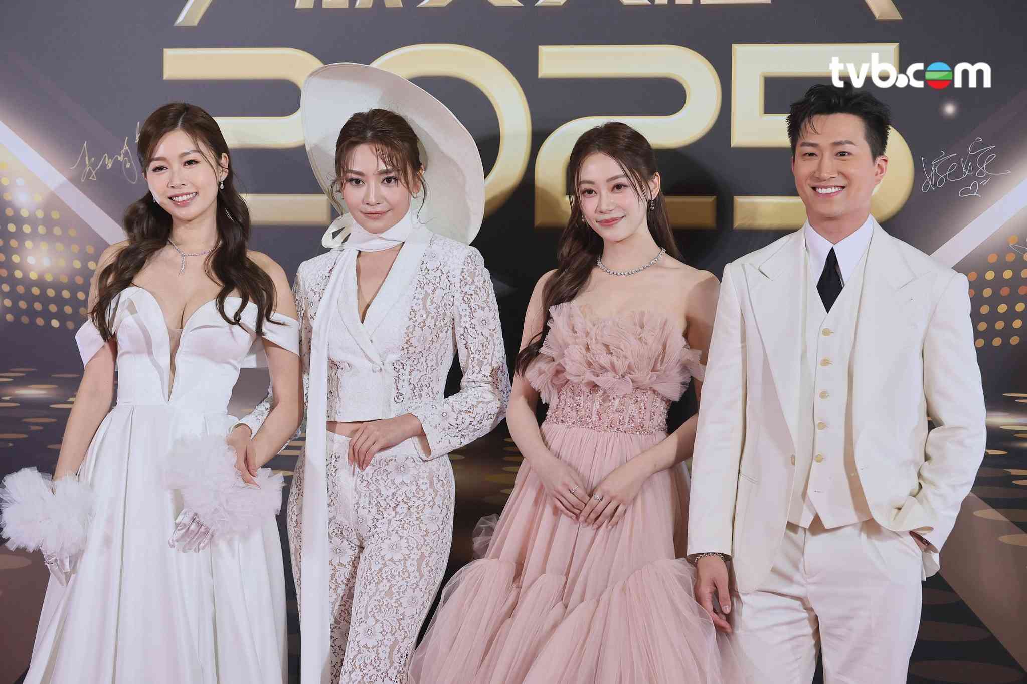 萬千星輝2025紅毯造型：佘詩曼霸氣回歸！王敏奕仙氣全開、陳自瑤超性感！關嘉敏、戴祖儀成最災難造型？