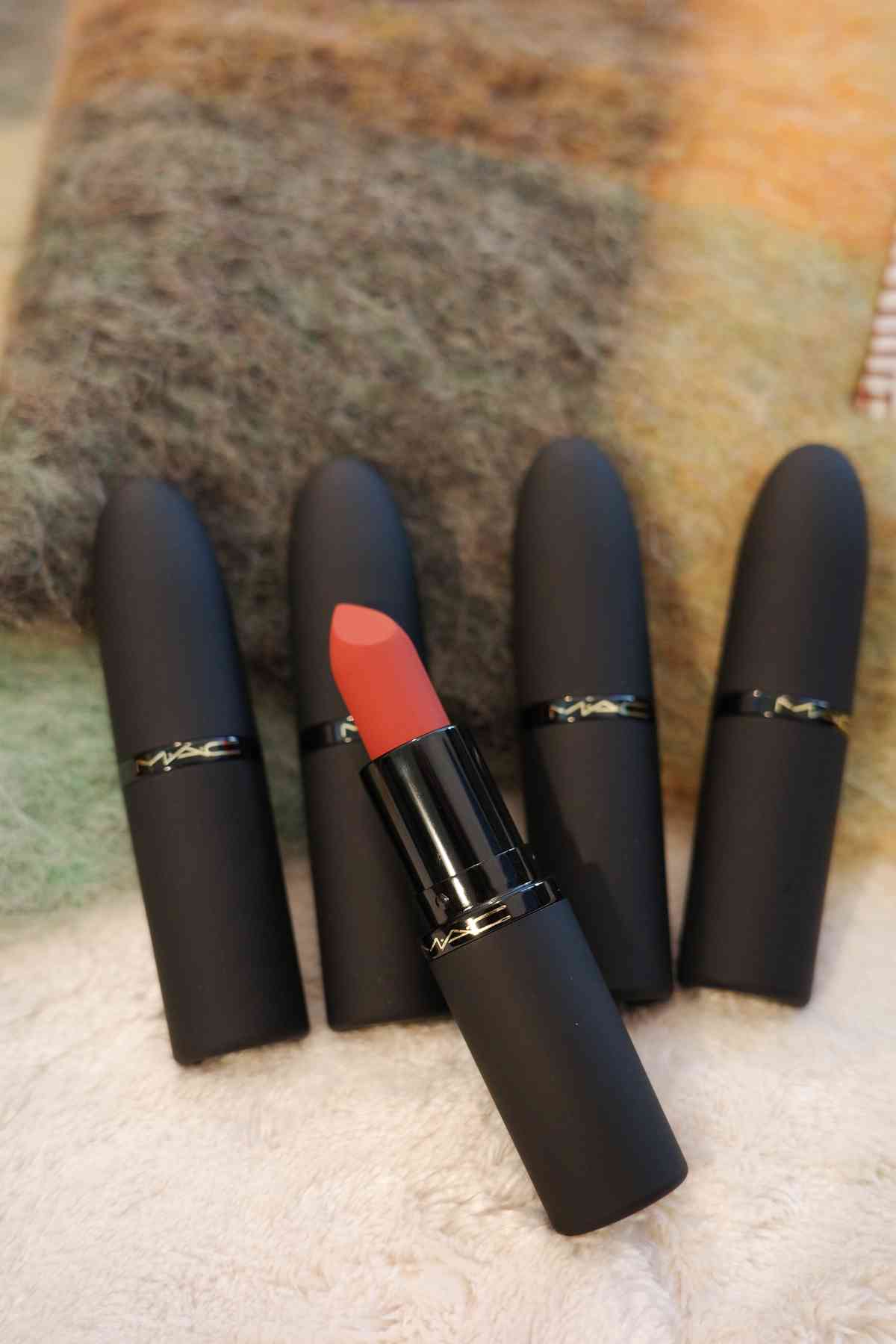 M&middot;A&middot;C Powder Kiss 唇膏新品10色率先開箱！霧面唇膏高顯色+持久度、唇頰慕絲一物二用懶人必備