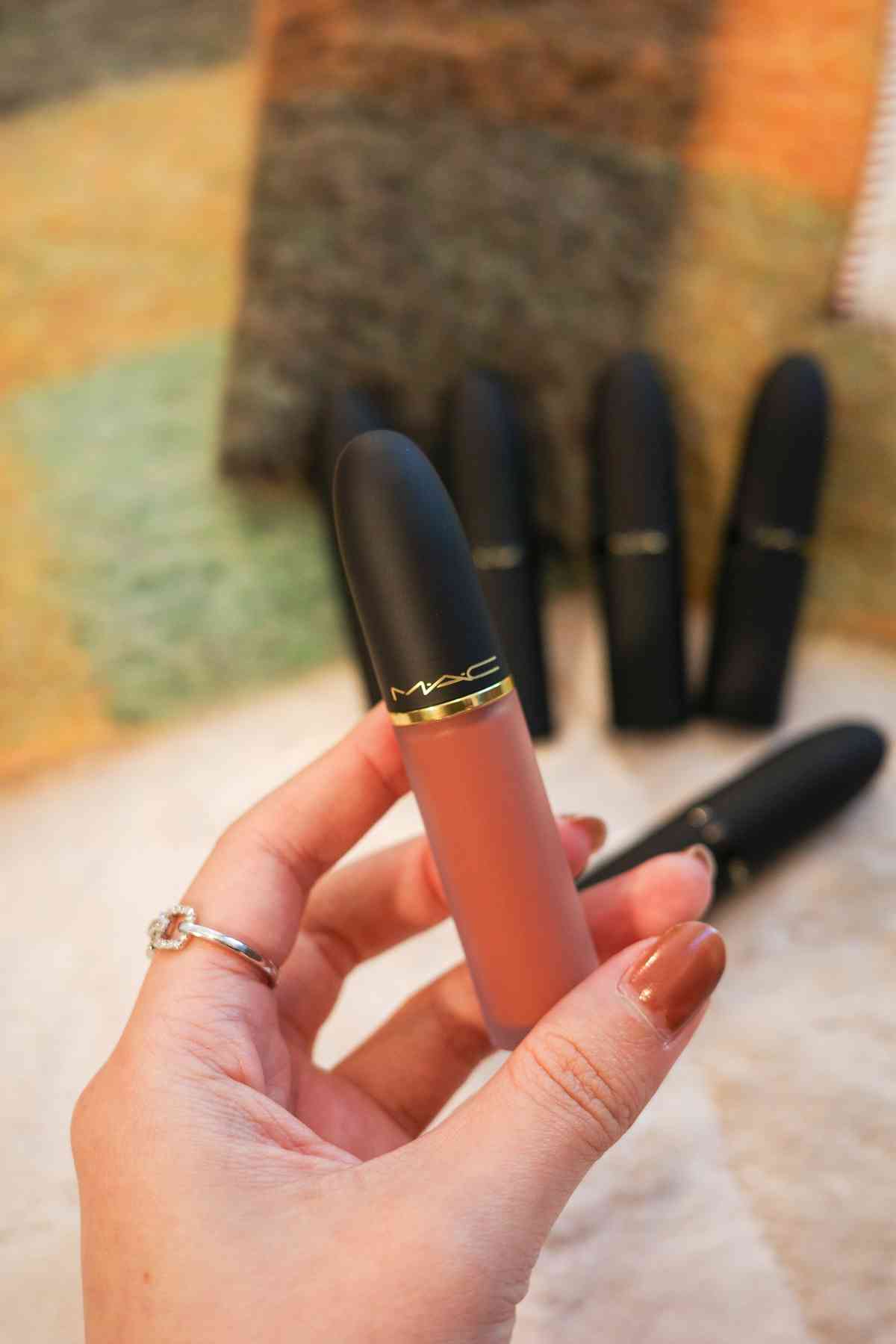 M&middot;A&middot;C Powder Kiss 唇膏新品10色率先開箱！霧面唇膏高顯色+持久度、唇頰慕絲一物二用懶人必備