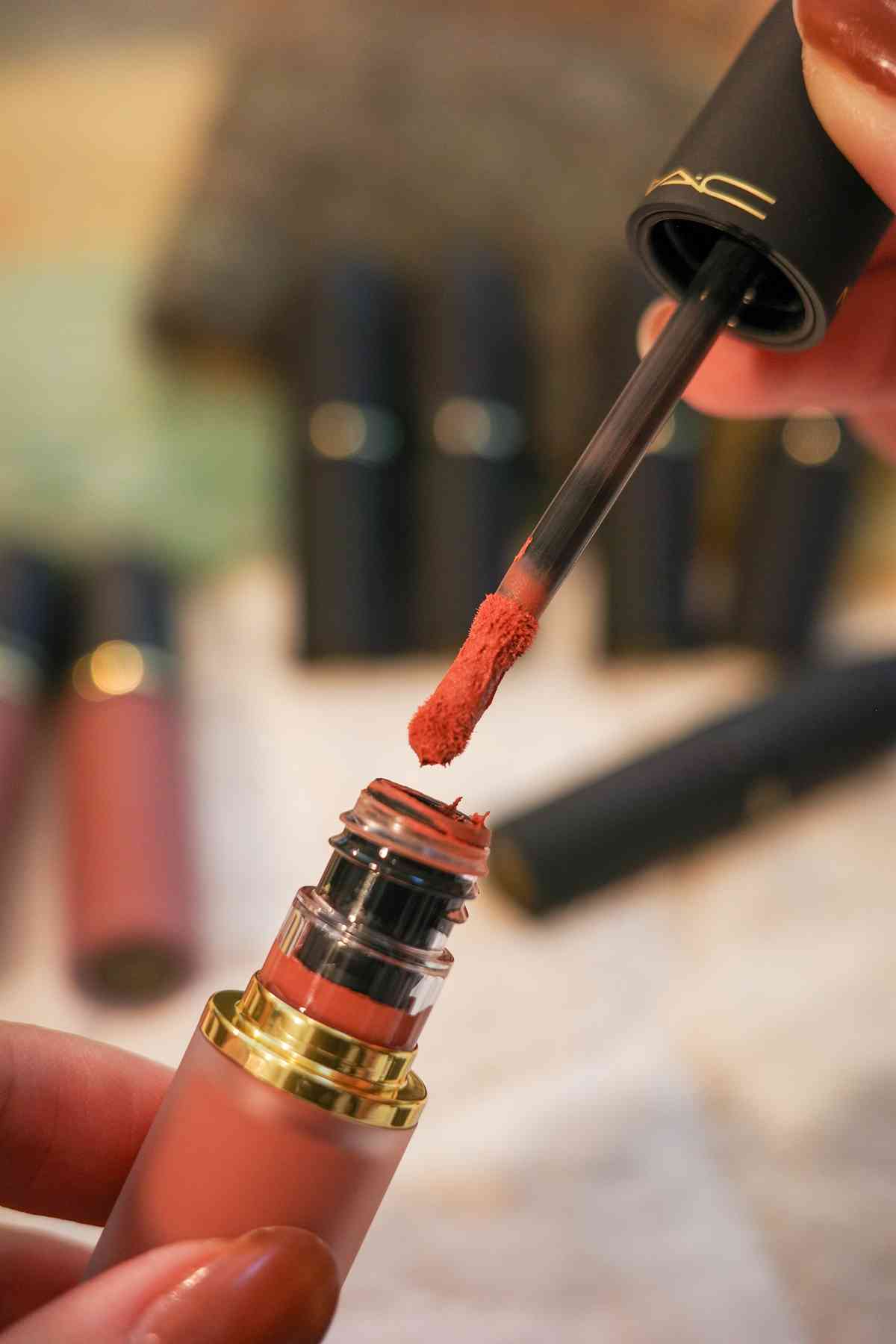 M&middot;A&middot;C Powder Kiss 唇膏新品10色率先開箱！霧面唇膏高顯色+持久度、唇頰慕絲一物二用懶人必備